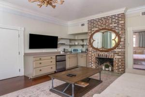 Mirabelle 1 - Suite in Heart of Historic District Guest house, Savannah