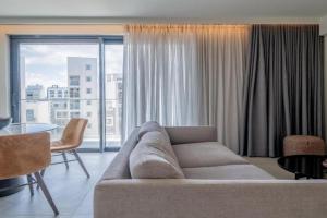 Beautiful Mercury Suite with Pool Access by 360 Estates Apartments, Pembroke