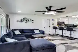1 Mi to ATandT Stadium Cozy Family Home with Yard! Guest house, Arlington