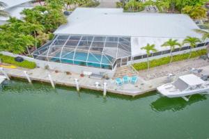 Sombrero Shores - Waterfront Oasis w Pool, 63 Dock Guest house, Marathon