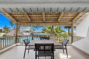 Grand Sahāna 7 - 2BR Beachfront Apartment with Balcony Terrace - Work from Paradise - Digital Nomad, Trou aux Biches