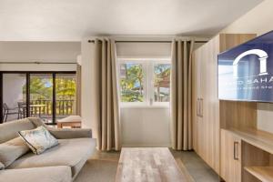 Grand Sahāna 16 - 1BR Beachfront Apartment with Balcony - Work from Paradise - Digital Nomad, Mont Choisy