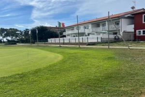 Soggiorno e relax in eleganti villette interne al campo golf vicino al mare a due passi da Roma, Ardea