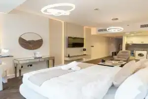 JLT Laguna Tower Spacious Studio with Lake View for 4 Guests, Dubai