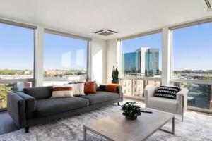 2BR City Loft Amazing Glass Views Apartments, Chicago