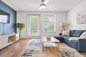 Trendy 1BR Apt with King Bed Pool Gym and Close to Beach Apartments, Jacksonville