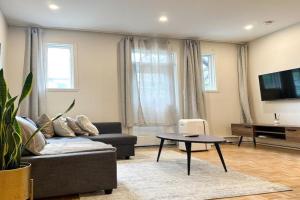 Lovely One-Bedroom in Vibrant Plateau Mont-Royal, Laval