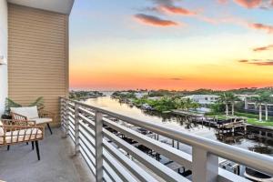 Waterfront, Pet-Friendly Condo with Pool, Spa, and Fitness Center near Downtown Guest house, Sarasota