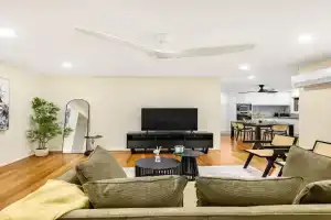 Spacious Comfort for Families Eat Stay Explore Guest house, Brisbane
