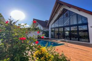 Brownhouse Luxury 2BR Chalet with Pool in, Paje