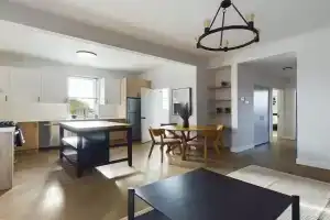 2 BR with Soaking Tub and Onsite Parking Guest house, Chicago