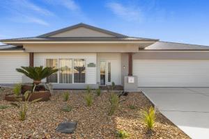 Serenity Escape - Designer Luxury Retreat with Private Sauna Guest house, Warrnambool