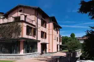 Pink Villa - by MyHomeInComo, Carate Urio