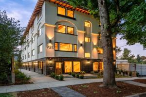 Kerns 6BR Gem - New Build Spanish Flair Guest house, Portland