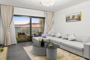 Bright, Breezy and Central 1BR with Extra Room, Dubai