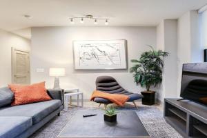 1BR Stylish Apartment With Rooftop Deck & Pool, Baltimore