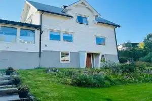 Koselig hus i i Lofoten med elbil-lader Guest house, Svolvaer
