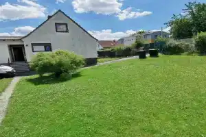 Ganzes mit 1000qm Garten in, private Küche, Bad WC, Wohnzimmer, 4 Schlafzimmer, 7 Betten, Gratis Parkplätze, WiFi, BBQ Pavillion, so privat wie zu Hause Guest house, Kassel
