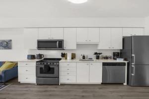 Stylish 1BR Condo in Prime Location with Parking and Wi Fi Guest house, Kitchener