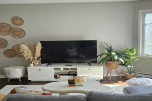 Boho Retreat 3BD Condo Close to Apartments, Ottawa