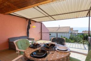 Amazing Apartment In With House Sea View, Gradac