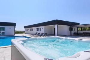 Villa in with swimming pool, Pula