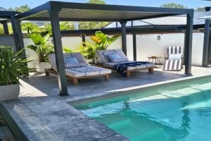 Ellie's Grand Escape - Sleeps 10 Pool Spa Amazing! Guest house, Coffs Harbour