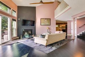 Ridge-Top Escape with Mountain Views Minutes to Downtown Guest house, Chattanooga