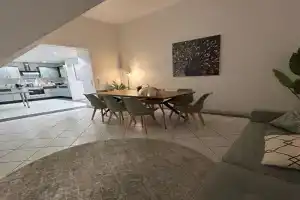 Grand Suite - Perfekt für 6-8! Parken Flughafen Apartments, Hallbergmoos