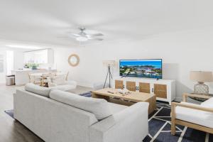 Boca Waterfront Oasis Walk to Beach with Pool, Hot Tub, Gym Apartments, Boca Raton