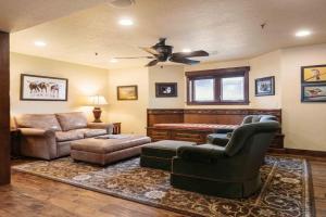 1617 - Six Bedroom plus Den Lakeside condo, Park City
