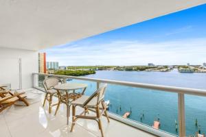 Waterfront 2BR Unit with Bayview Boho Style Stunning Sunset Pool Hot Tub Gym Apartments, Sunny Isles Beach