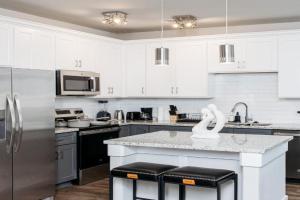 Luxury 3BR Getaway Near Downtown - Med Center - NRG - Enjoy Smart TVs - Fast WiFi - Private Backyard Guest house, Houston