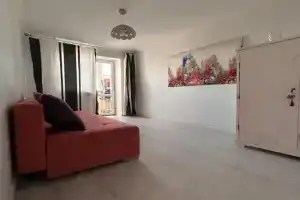 A Living Room Dvokimnatna bilya Makdonaldsa Bezkontaktne zaselennya, Poltava