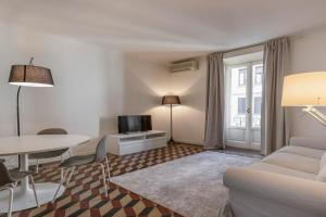 Sempione12-Elegante Bilo with Balcony - B Home Apartments, Milan