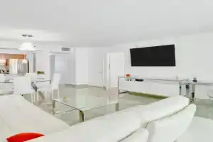Stylish Brickell Condo with Balcony and Parking Guest house, Miami