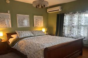 Private Gated Garden Suite in Historic Home, walk to UNM Football and Basketball, UNM and Pres Hospitals Apartments, Albuquerque
