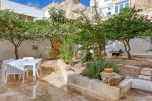 Lovely 4BR Maltese Home with Private Garden & BBQ by 360 Estates Guest house, Senglea