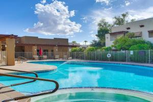 Condo 1 Mi to South Mountain Park! Unwind Poolside Apartments, Phoenix