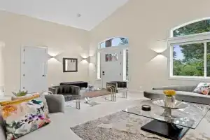 The Villa - Tuscan Retreat - Free Parking & EV Port, Bellevue