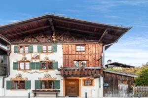 Stube & Stories - Heritage Riverside Home Guest house, Garmisch-Partenkirchen