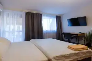Zatishna studiya bilya metro Ploshcha Konstitutsiyi - Harkivska naberezhna 3 Apartments, Kharkiv