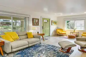 6 Mi to Arrowhead Stadium Charming Home with Porch! Guest house, Kansas City