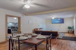 Charming Casita with 3br with Parking & Wifi! Guest house, Albuquerque