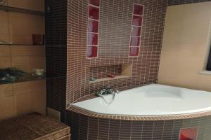 Studio z dwiema sypialniami i prywatną łazienką z wanną, Sandomierz