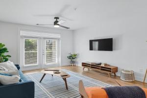 336 Chic 2B2B Near Stockyards, Resort Style Pool & Gym, Golf Simulator, 7M to Dickies Stadium, 15M to AT&T stadium, Fort Worth