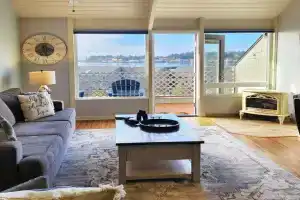 Historic Bayfront! Stellar Bridge & Bay Views! Bay Dreaming Guest house, Newport