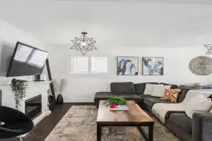 Bright 3-BDRM House, Family Home & Parking, YYZ Airport, Mississauga