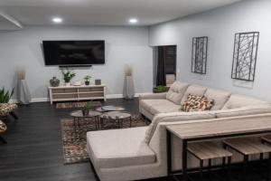 Modern 3BDRM, Renovated, Spacious & Central Guest house, Evansville