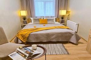 Centrally located 2 Bedroom Apartment, 5 min Walk to Old Town, Train & Bus stations, Riga